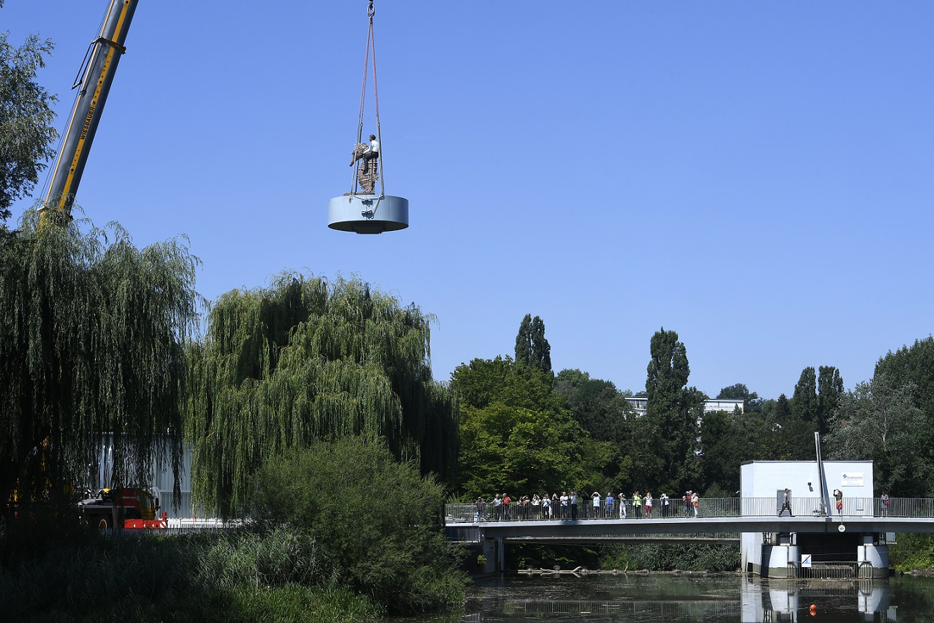 Stephan Balkenhol's piece of art - more than four metres in hight - is being lifted to it's place on the river Rems in Waiblingen.