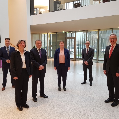 f.l.: Managing Director Alexander Burghartswieser, Rector Prof. Dr. Kerstin Krieglstein, Founder Robert Mayr, Julia Wandt, member of the rectorate (for Science Communication and Strategy), Board Member Michael von Winning, Chairman of the Board of Trustees Andreas Hesky