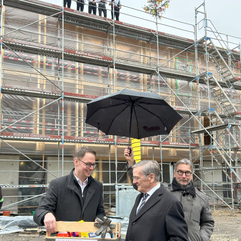 Robert Mayr presented the Mayor of Waiblingen, Sebastian Wolf, with a box of toys for the new daycare centre.