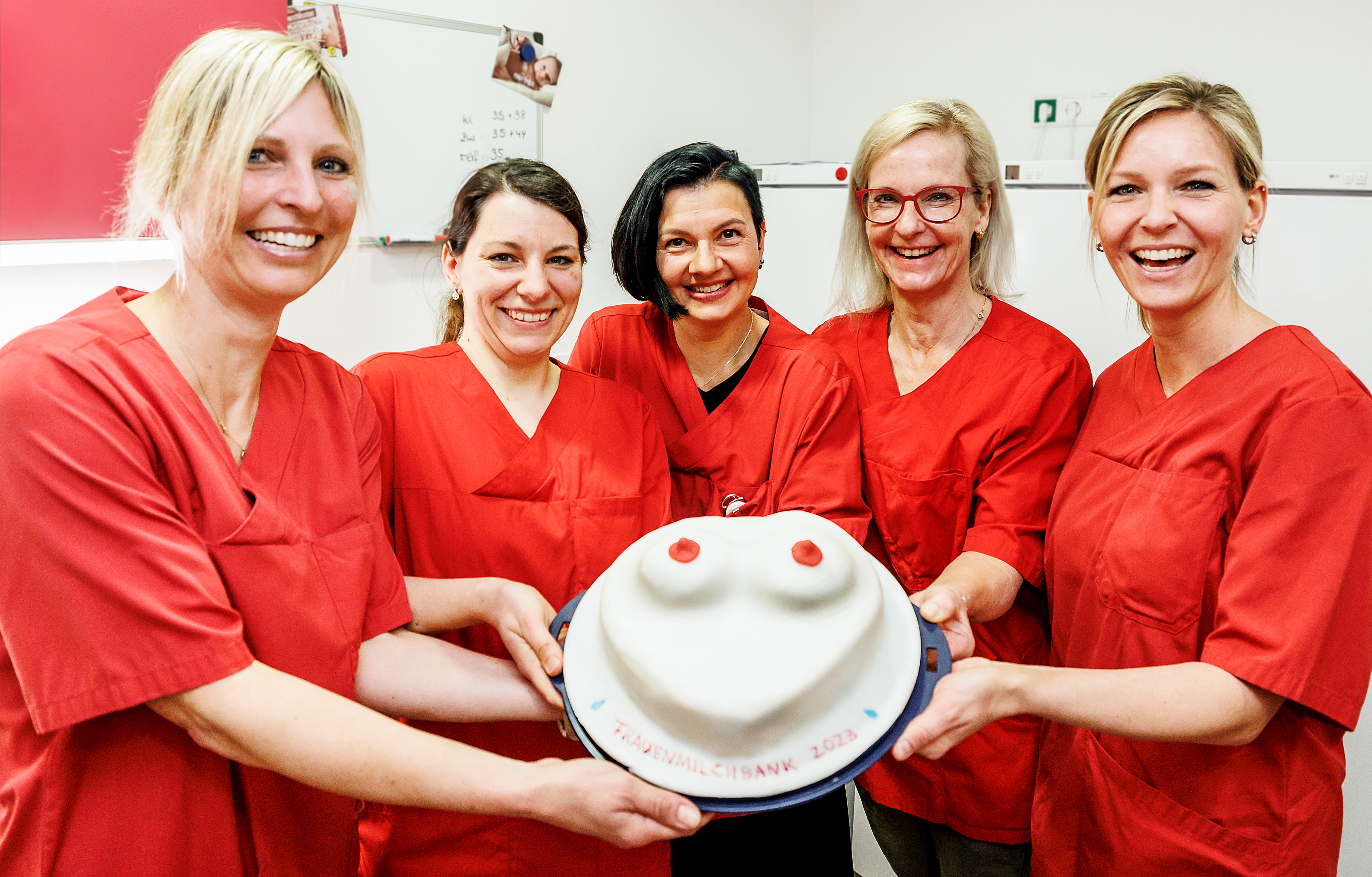 Das Team der Milchbank mit einer Torte.