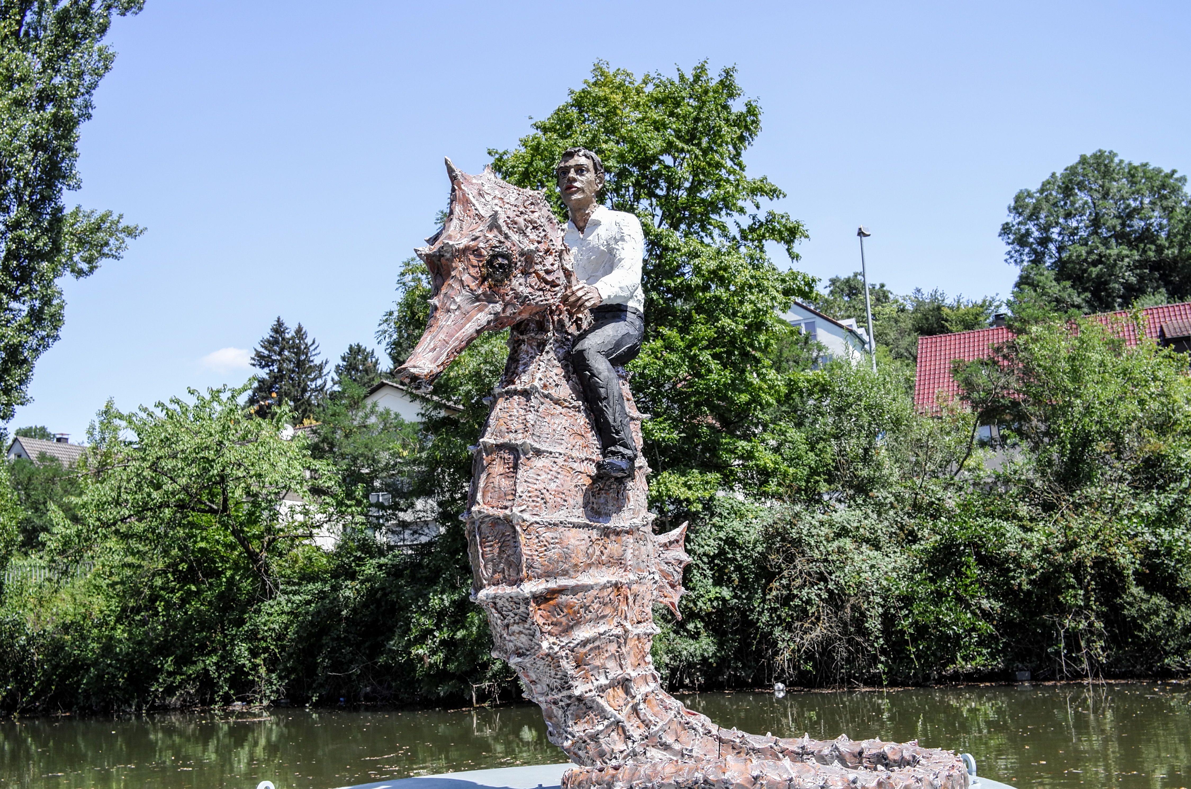 Stephan Balkenhols Mann auf Seepferdchen an seinem Platz auf der Rems in Waiblingen.