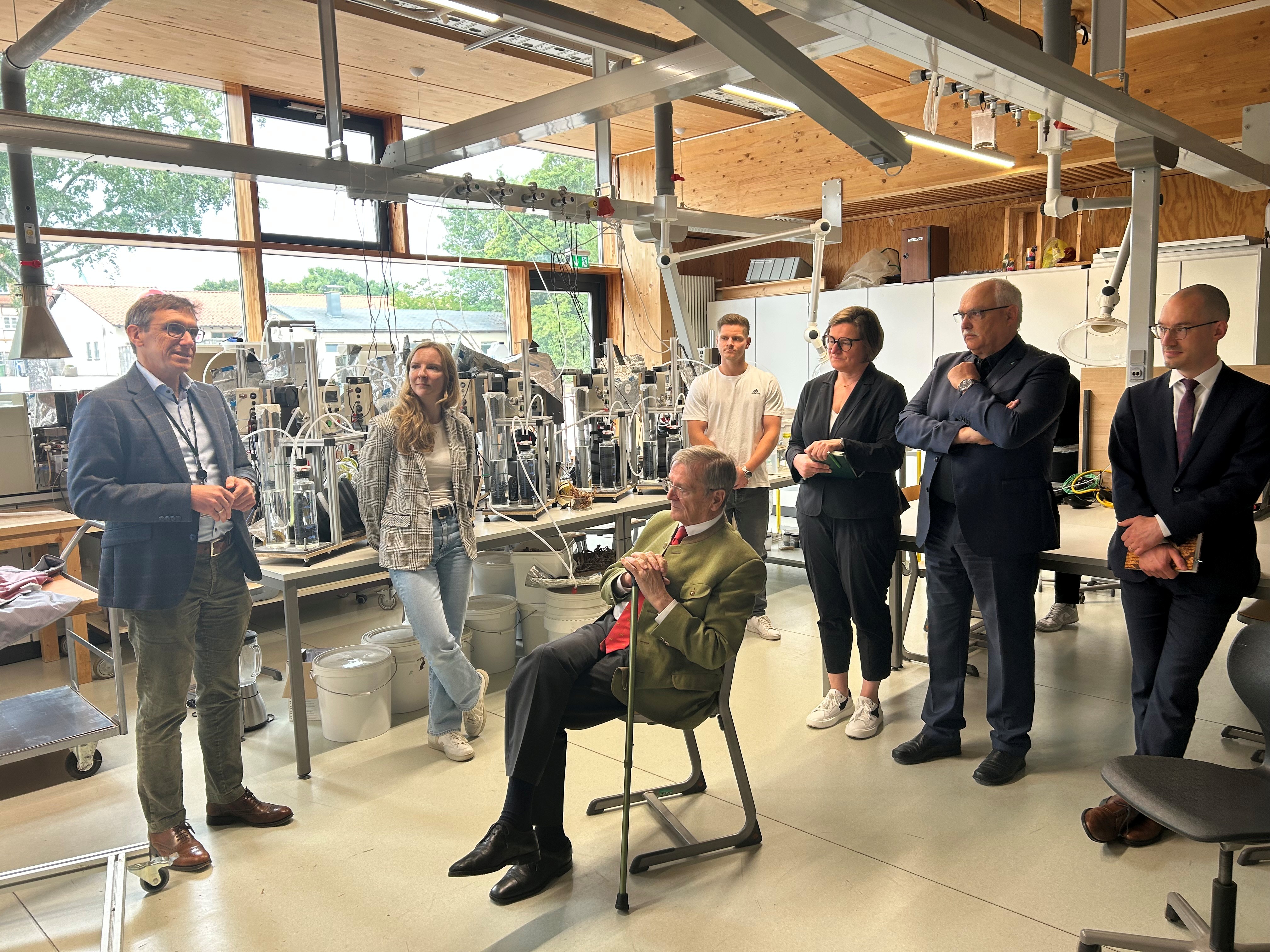 Der Vorstand der Eva Mayr-Stihl Stiftung zu Besuch im Labor in Rottenburg