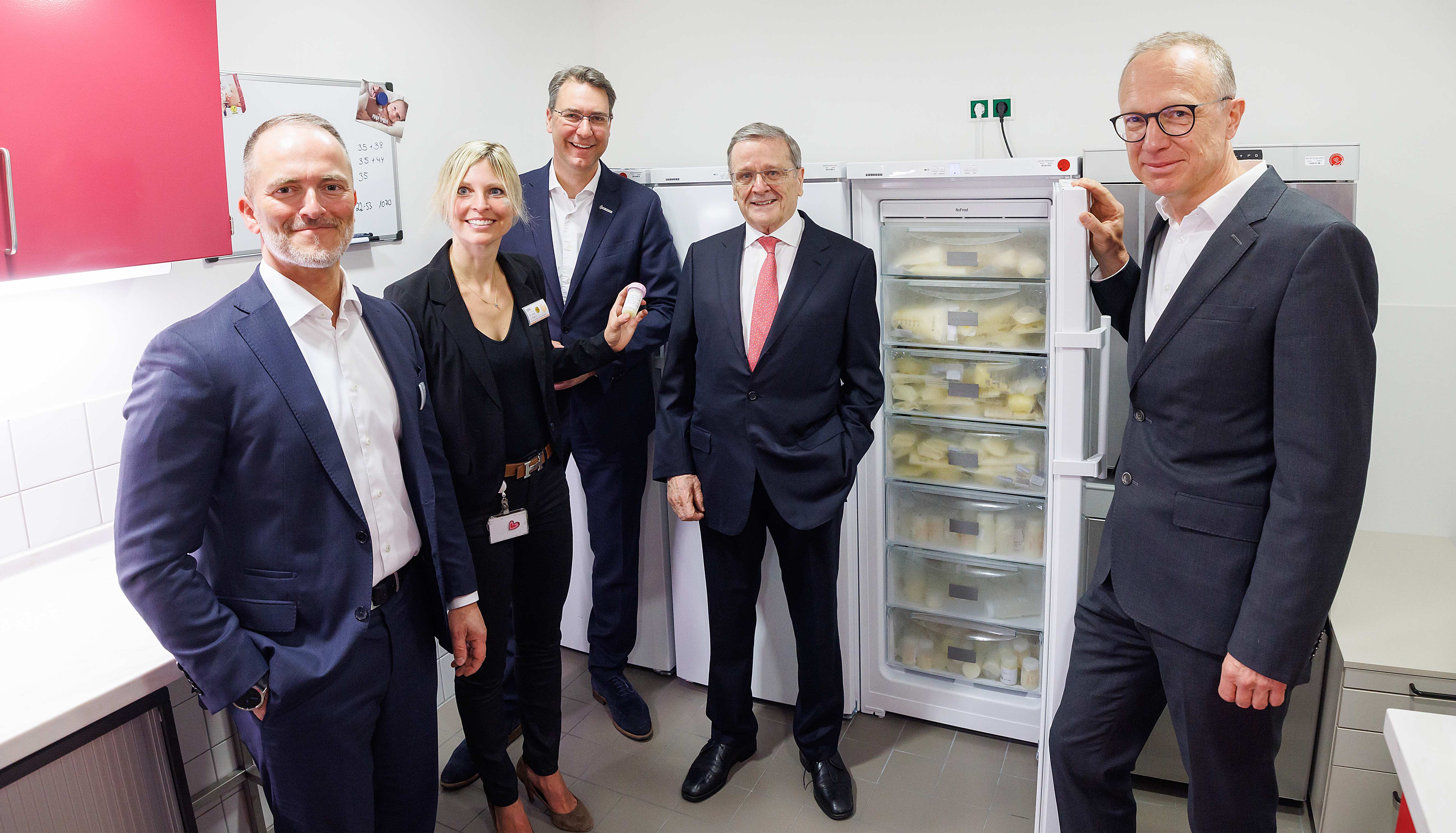 Besucher vor einem geöffneten Tiefkühlschrank