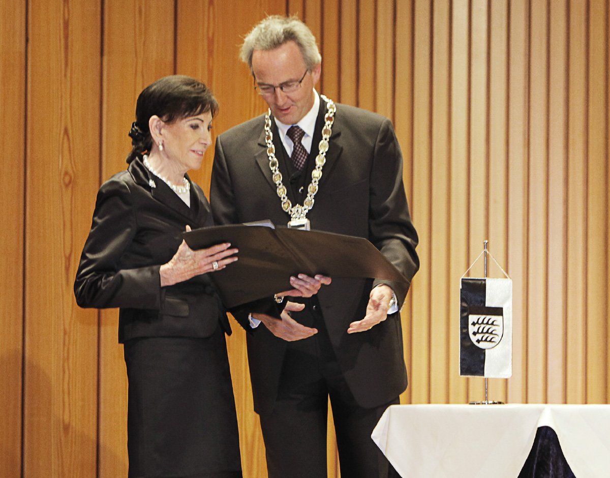 Eva Mayr-Stihl receiving honorary freedom of the town of Waiblingen from Mayor Andreas Hesky. Eva Mayr-Stihl und Oberbürgermeister Andreas Hesky