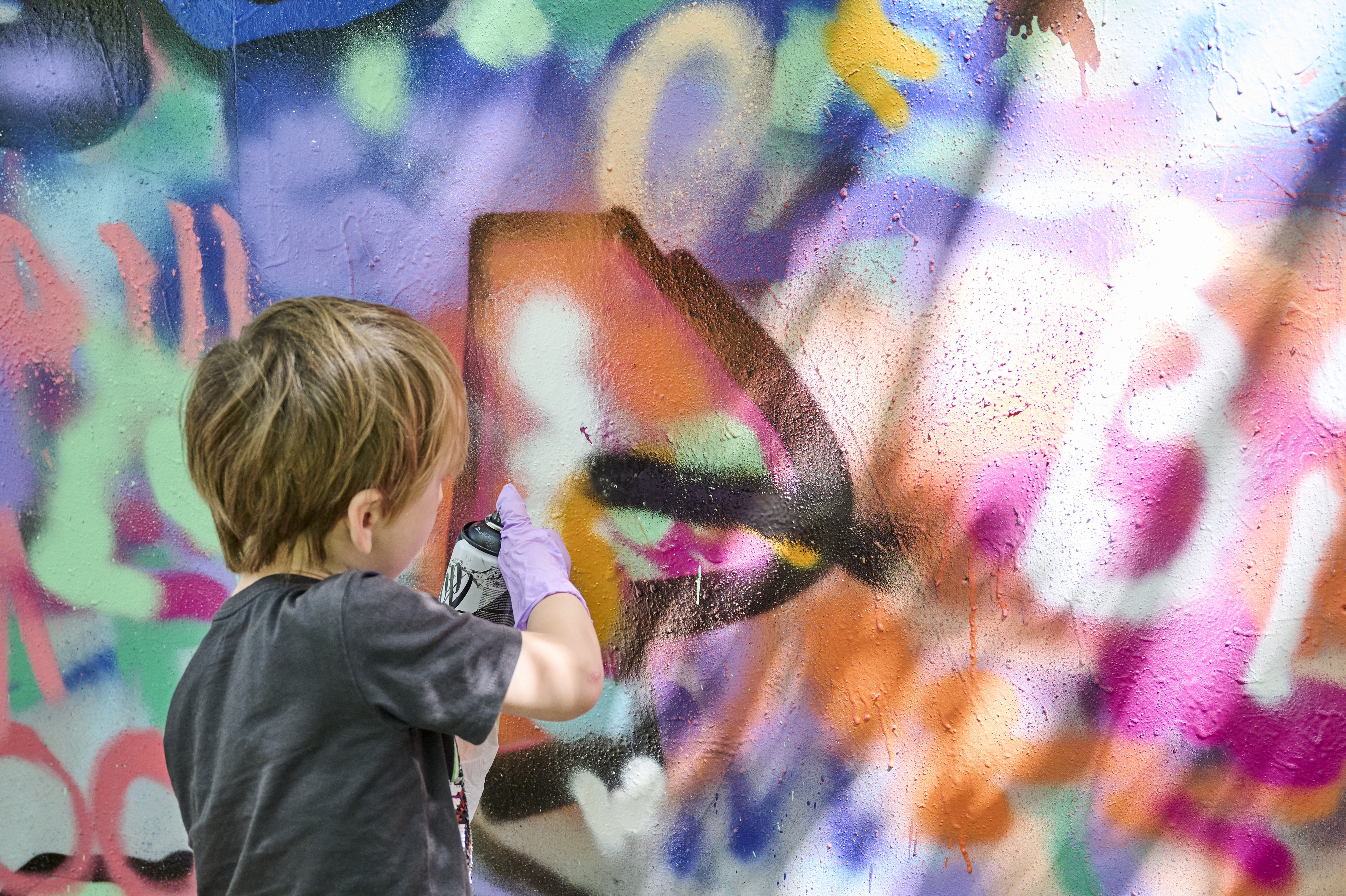 Graffiti-Wand wird verschönert.