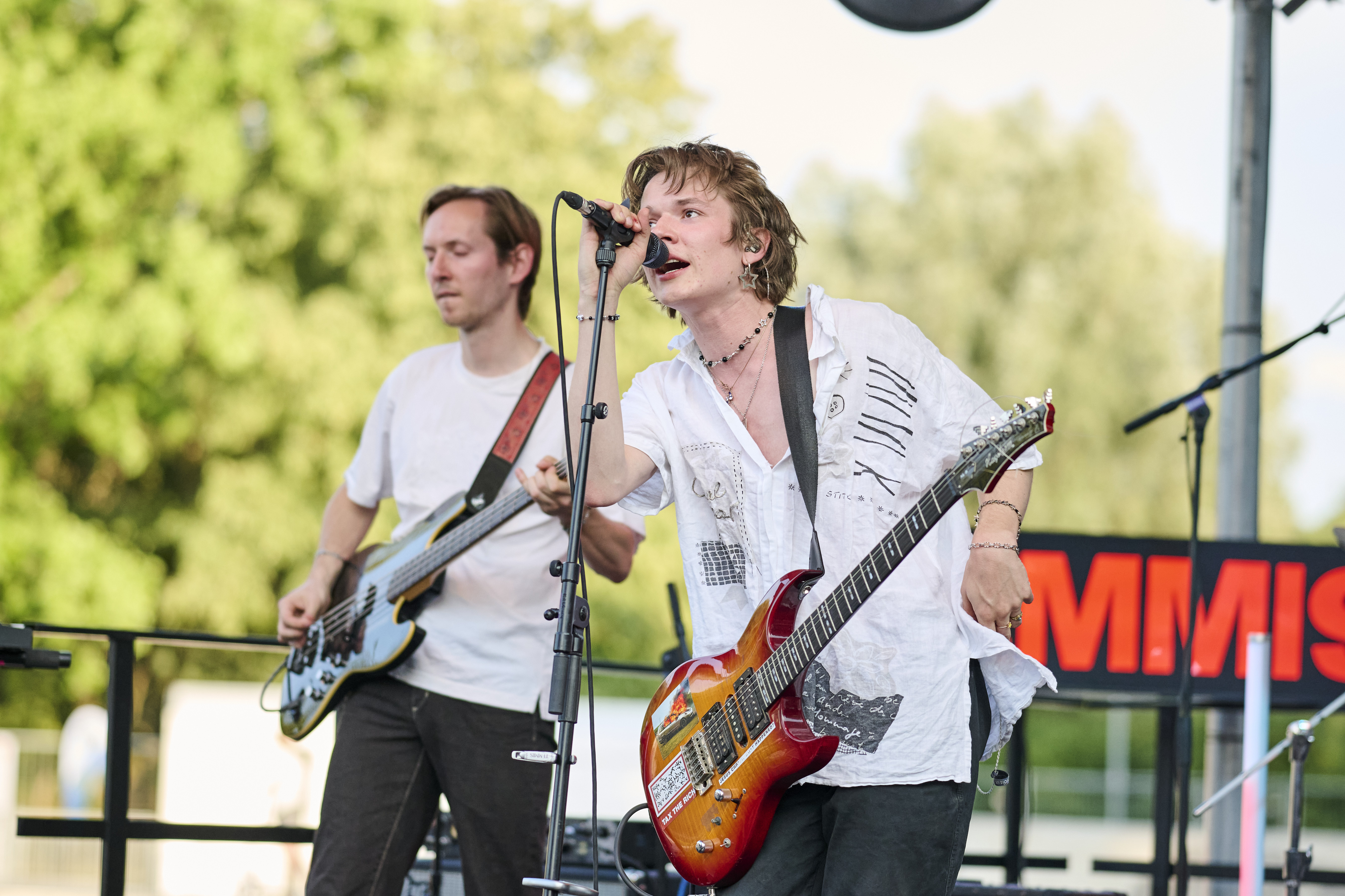 Zwei Jungs musizieren auf der Bühne.