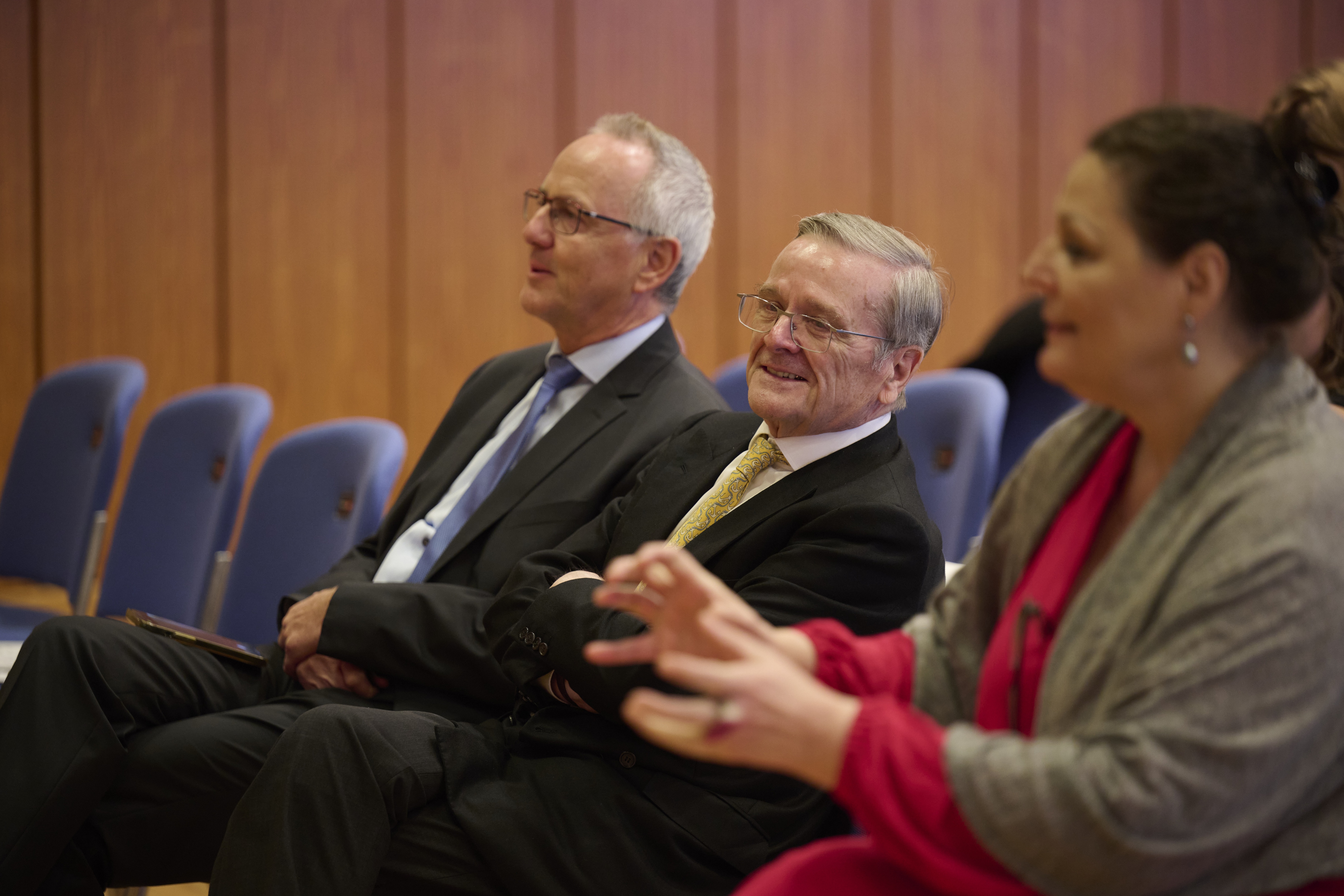 Andreas Hesky und Robert Mayr sprechen beim Besuch der Opernwerkstatt mit Melanie Diener.