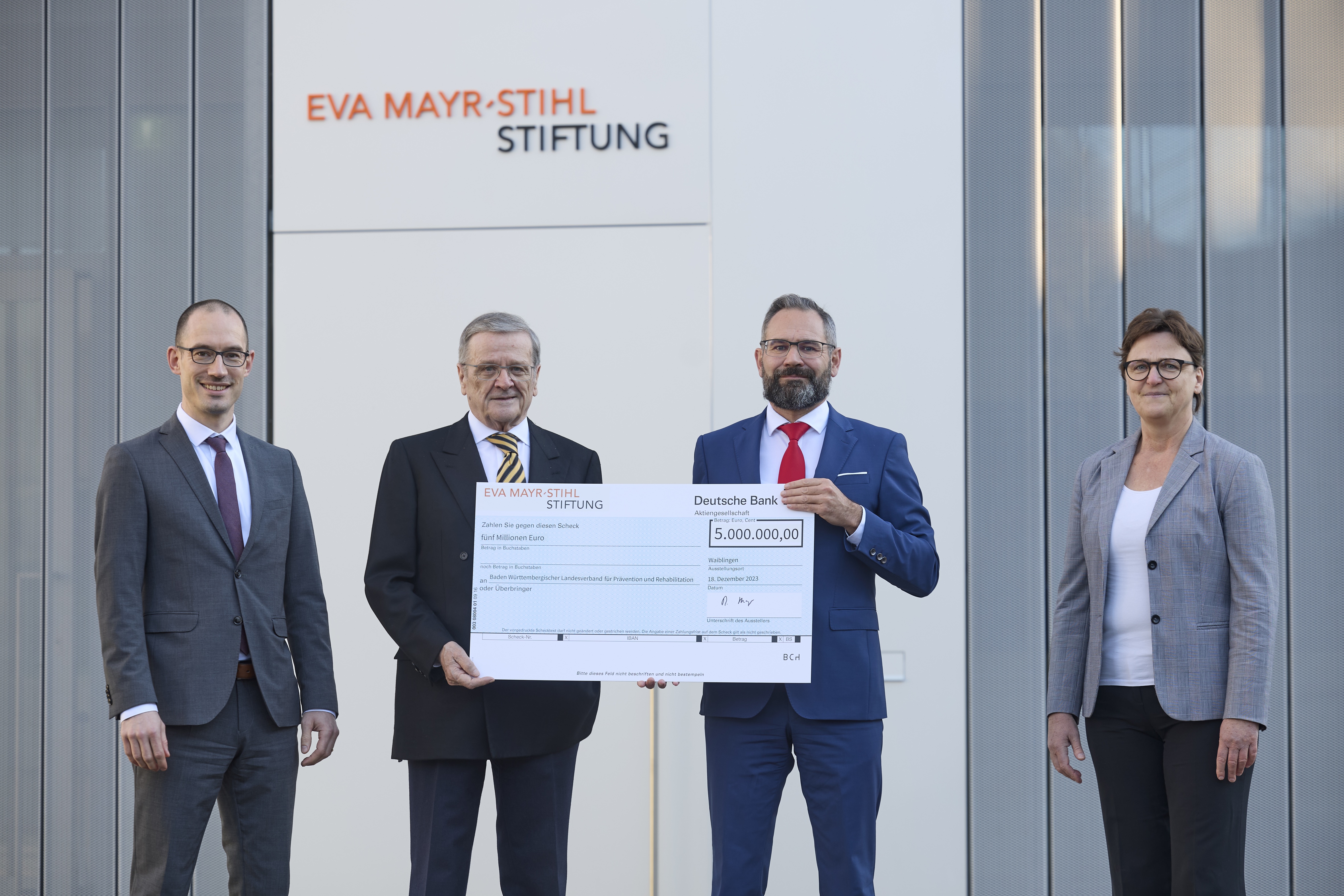Bei der Scheckübergabe, Gruppenbild vor der Eva Mayr-Stihl Stiftung