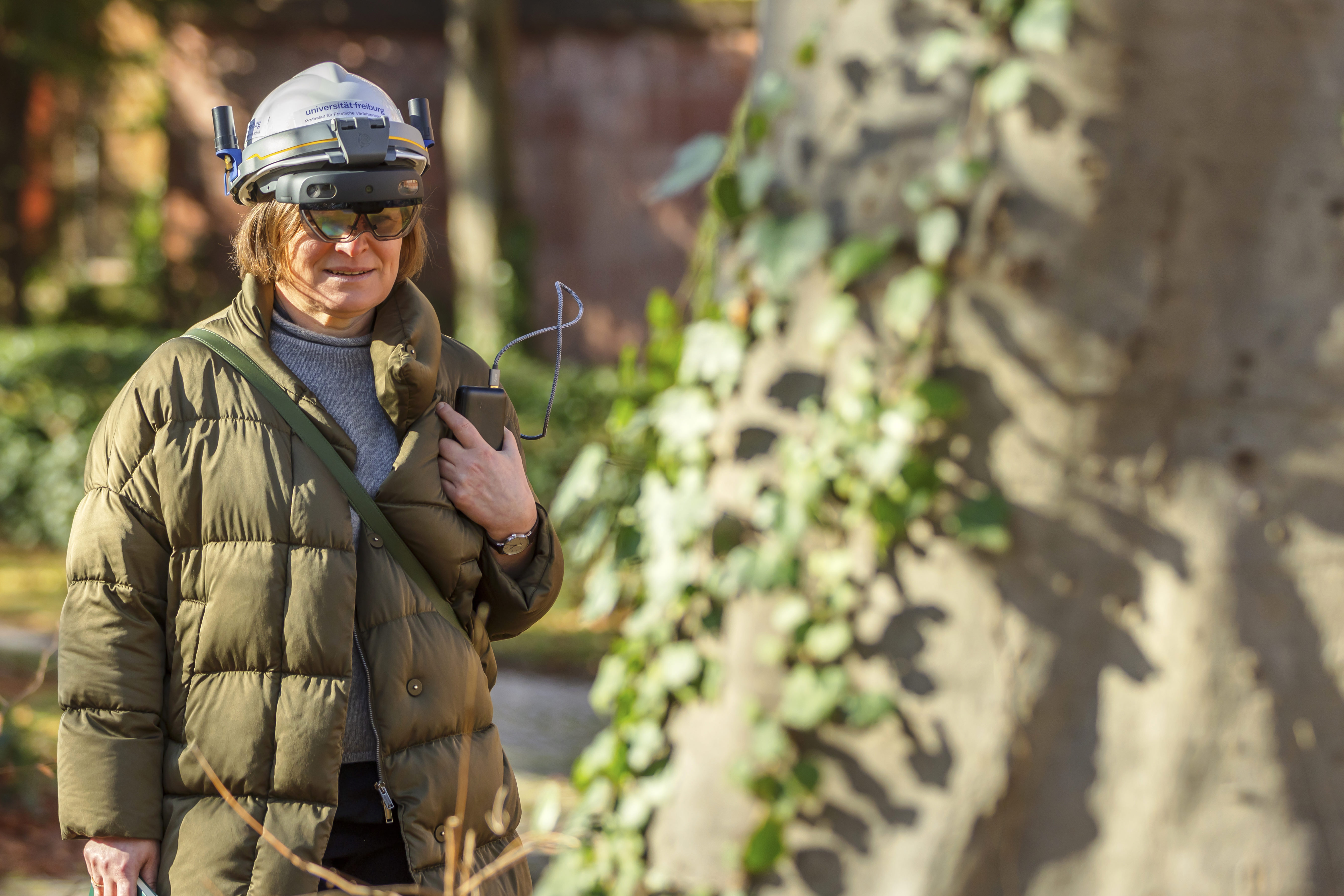 Susann Pfeiffer (Wissenschaft & Forschung bei der Eva Mayr-Stihl Stiftung)testet die VR-Brille.