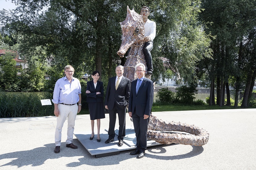 Stephan Balkenhol mit den Stiftern Eva Mayr-Stihl und Robert Mayr sowie dem Waiblinger Oberbürgermeister Andreas Hesky.