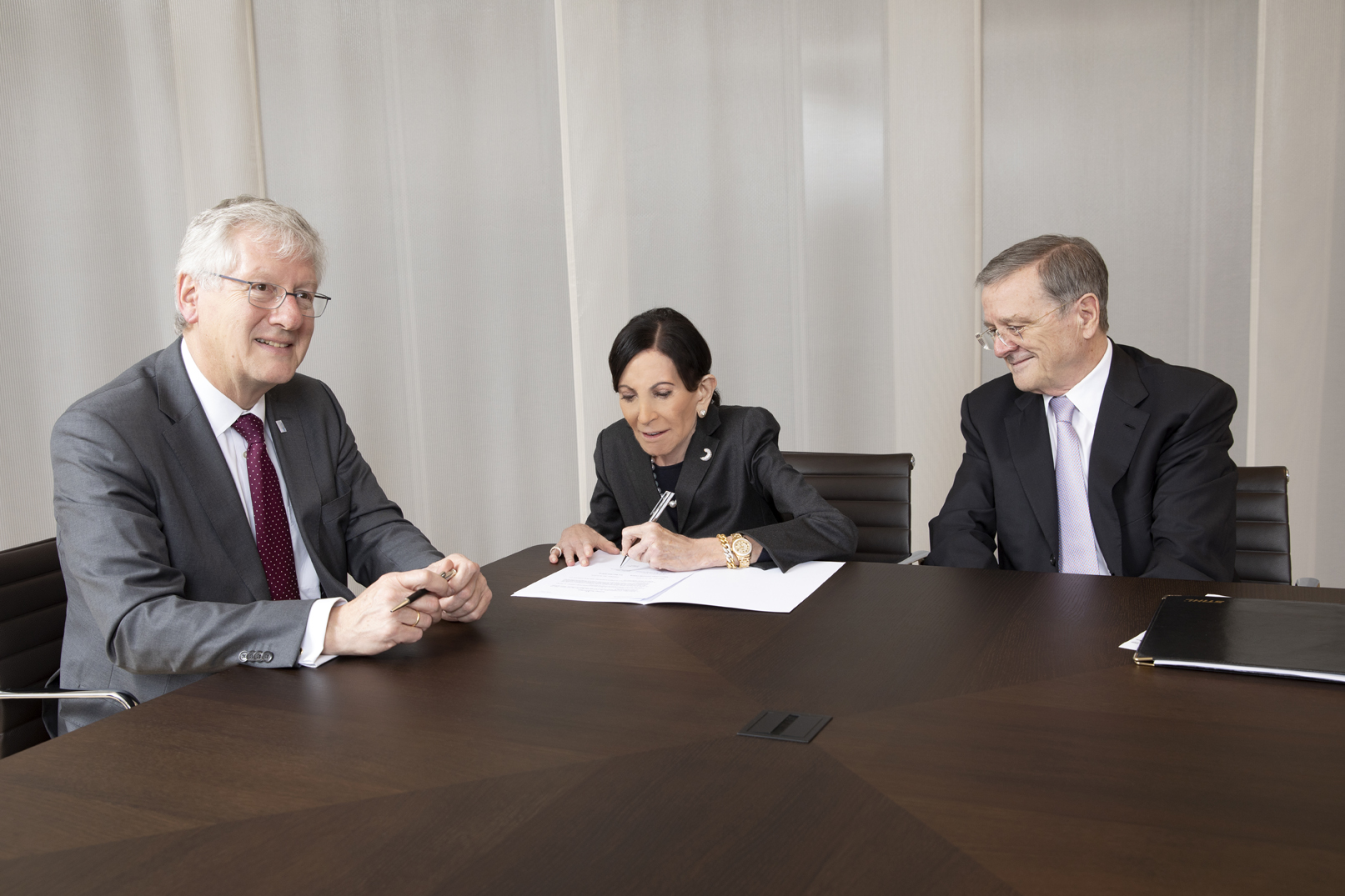 Der Rektor und die Stifter bei der Vertragsunterzeichnung