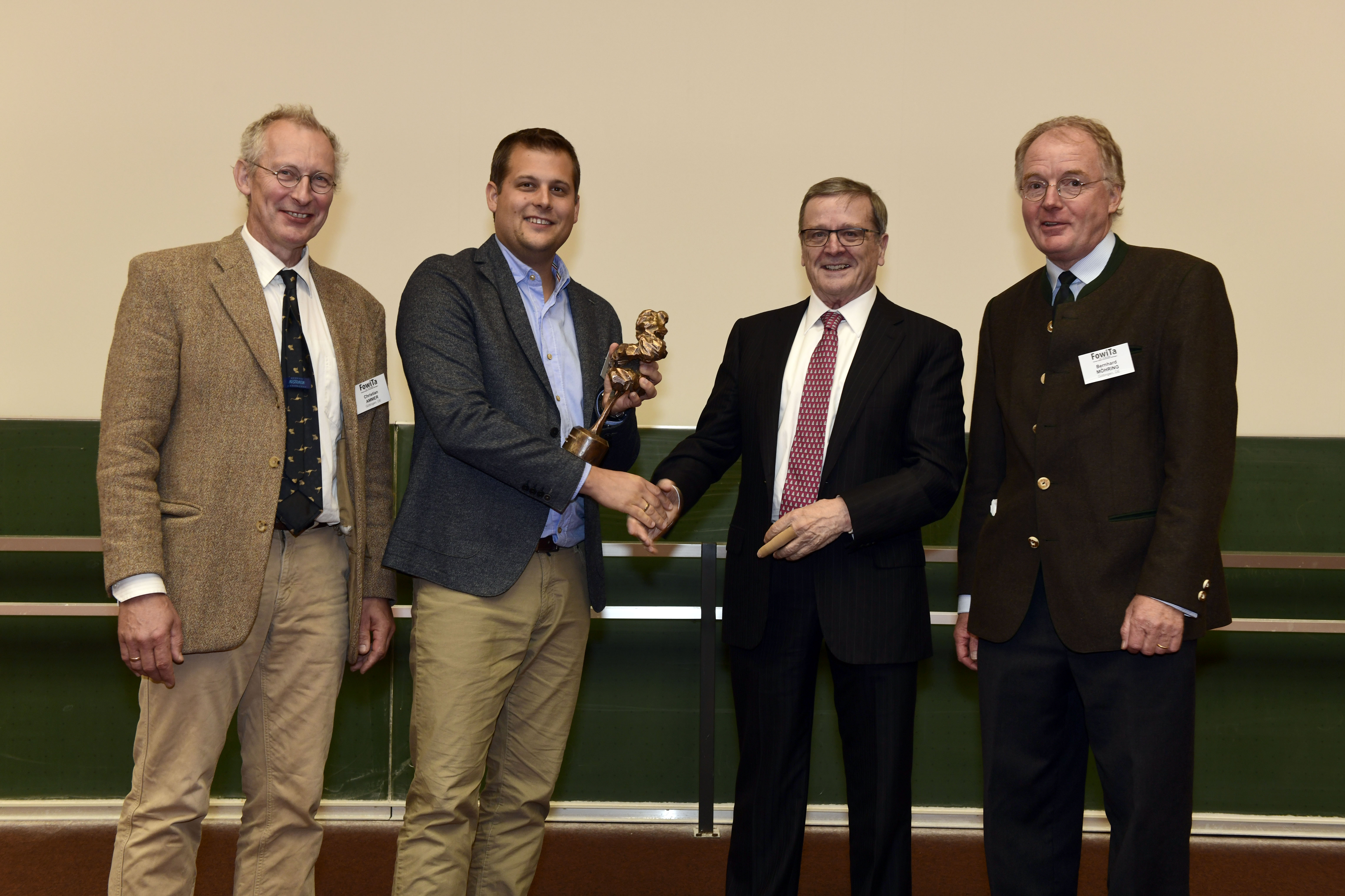 Übergabe des Deutschen Forstwissenschaftspreises 2018 (v.l.n.r.): Prof. Dr. Christian Ammer (Mitglied des Preiskommitees), Preisträger Dr. Dominik Seidel, Robert Mayr und Dekan Prof. Dr. Bernhard Möhring. Übergabe des Deutschen Forstwissenschaftspreises 2018 (v.l.n.r.): Prof. Dr. Christian Ammer (Mitglied des Preiskommitees), Preisträger Dr. Dominik Seidel, Robert Mayr und Dekan Prof. Dr. Bernhard Möhring.