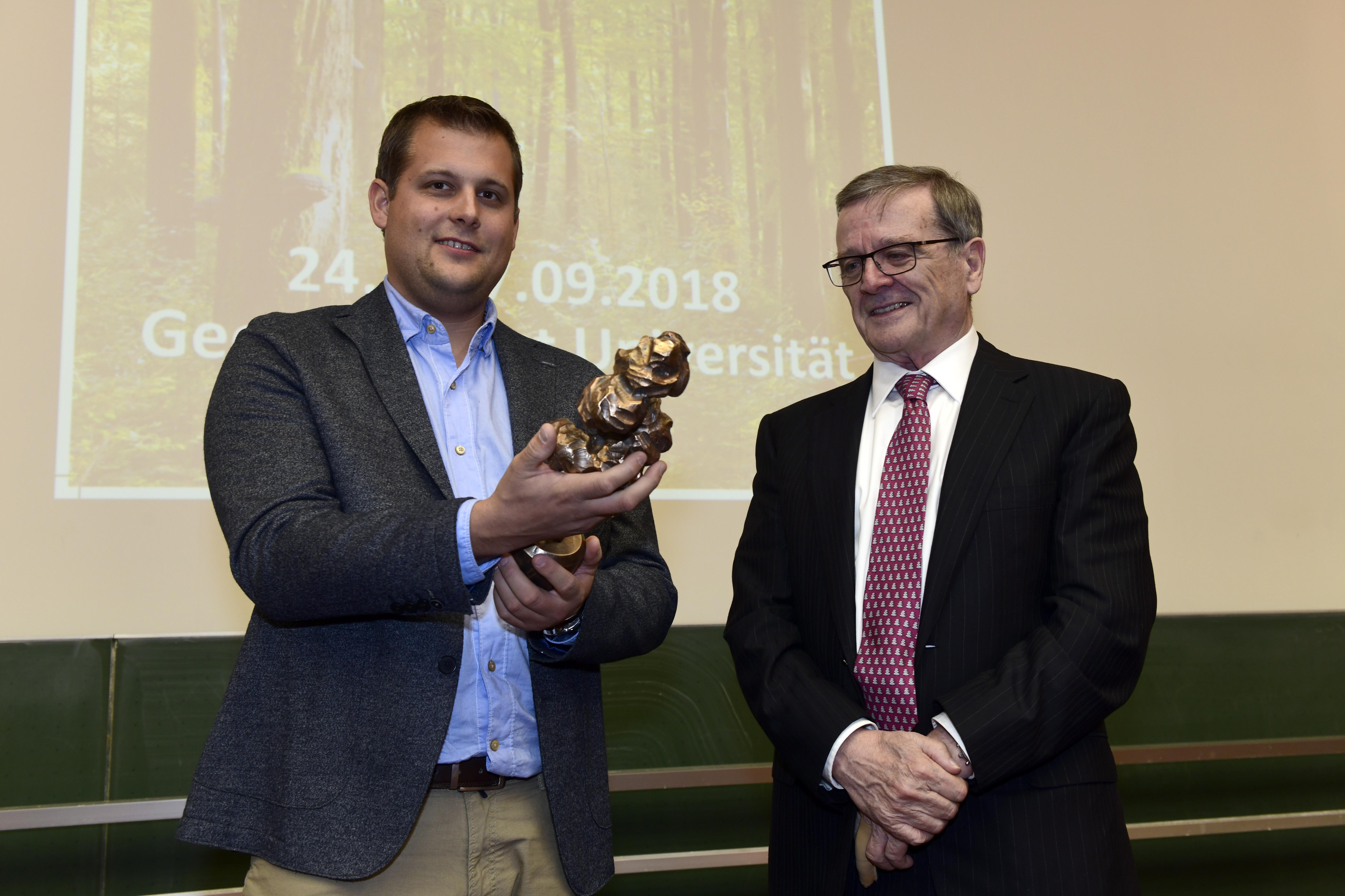 Dr. Dominik Seidel erhielt die erste Forstwissenschafts-Trophäe von Robert Mayr. Dr. Dominik Seidel erhielt die erste Forstwissenschafts-Trophäe von Robert Mayr.