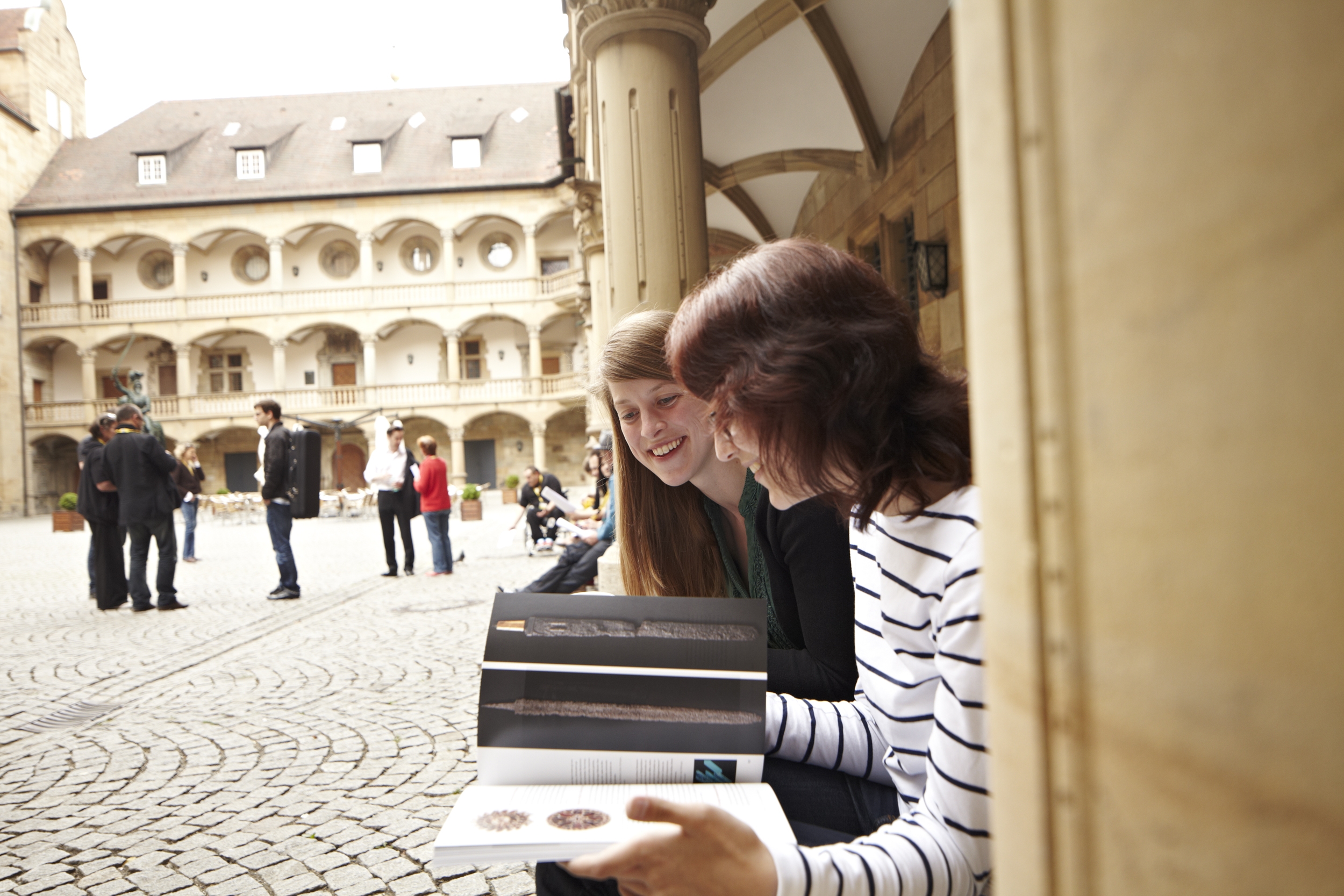 Besucher im Innenhof des Landesmuseums Württemberg