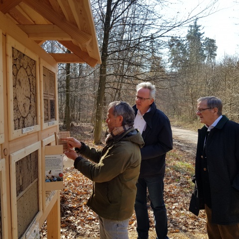 Münz, Hesky und Mayr vor dem neuen Insektenhotel.