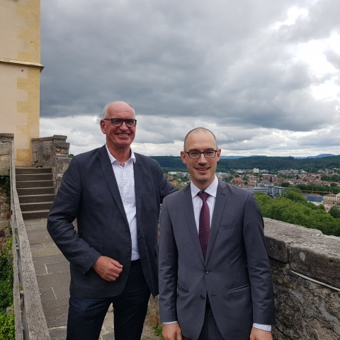 Prof. Klausmann und Michael von Winning mit der Stadt Tübingen im Hintergrund