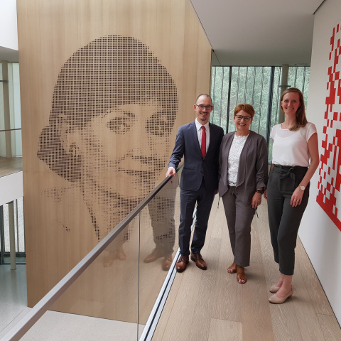 Michael von Winning, Ulrika Gebhardt and Vanessa Lenkenhoff in front of the portrait of Eva Mayr-Stihl