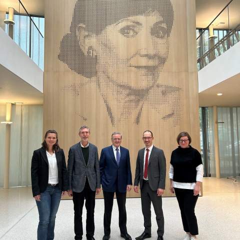 Besucher der TU Dresden bei der Vertragsunterzeichnung in der Eva Mayr-Stihl Stiftung