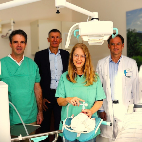 Gruppenbild im Kreissaal mit der neuen technischen Ausstattung