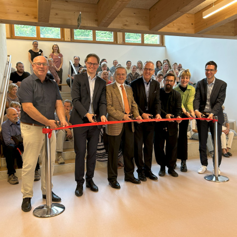 Das Band wird offiziell durchtrennt.