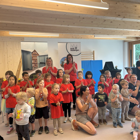 Eine große Gruppe Kinder singt zur Eröffnung.