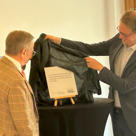 Eine Tafel zur Anerkennung der Förderung der Stiftung wird enthüllt.