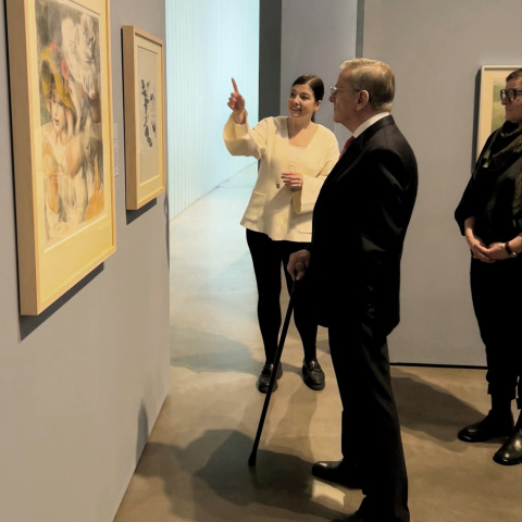 Emese Baumann führte das Stiftungsteam durch die Ausstellung.