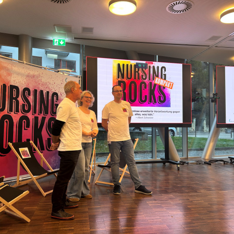 Mitglieder des Organisationsteams vor den Postern des Festivals