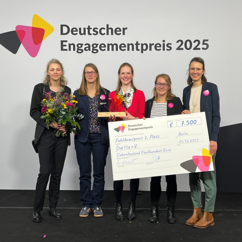 Die Mütter aus dem Selbsthilfeverein Dup15q bei der Preisverleihung in Berlin