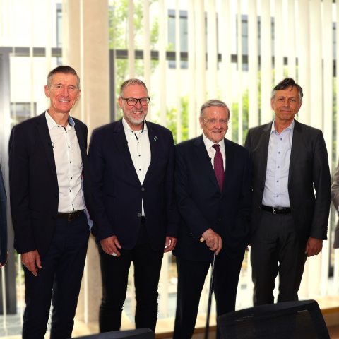 Gruppenbild bei der Übergabe am Klinikum Traunstein