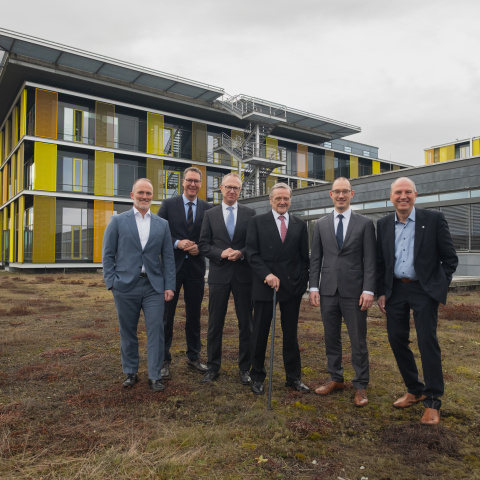 Gruppenbild auf dem Dach des Rems-Murr-Klinikums: Hier wird die Erweiterung gebaut.