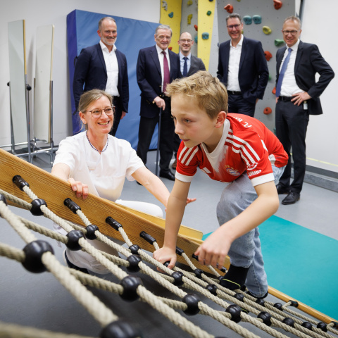 Gruppenbild mit spielendem Kind im Vordergrund