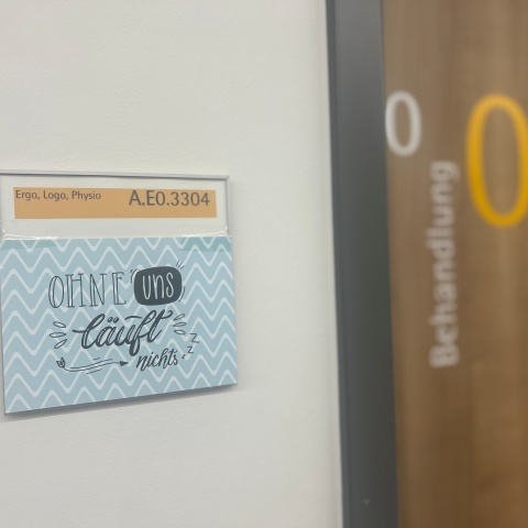 Schild am Behandlungsraum, auf dem steht: "Ohne und läuft nichts."