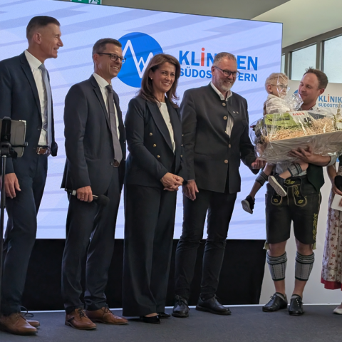 Gruppenbild mit Kind auf der Bühne