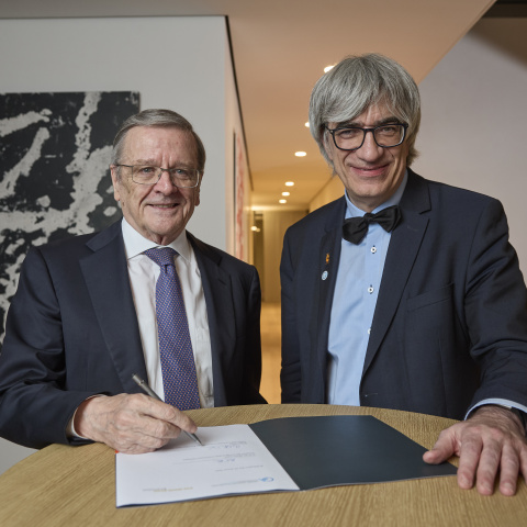 Robert Mayr, Stifter und Vorstandsvorsitzender der Eva Mayr-Stihl Stiftung, und der Präsident der Universität Göttingen, Prof. Dr. Metin Tolan, unterschreiben den Vertrag.