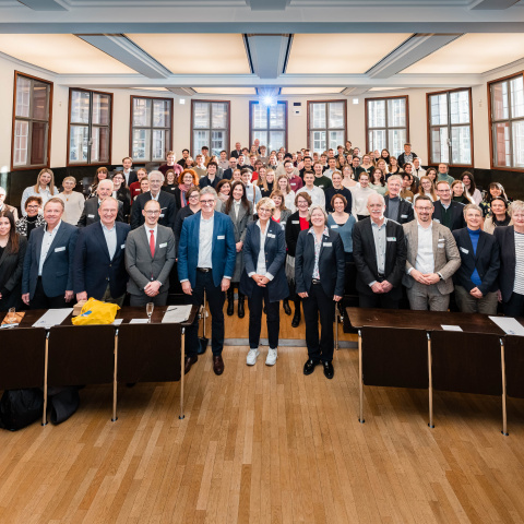 Gruppenbild mit Stipendiengebern und Stipendiaten.