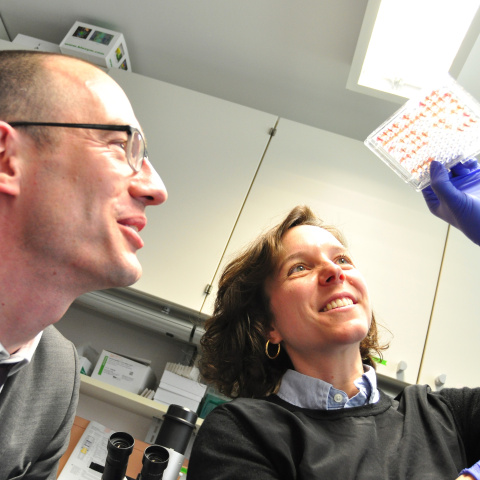 Michael von Winning, Vorstand der Eva Mayr-Stihl Stiftung, lässt sich von Dr. Stephanie Frenz-Wießner die gezüchteten Zellen in einer Petrischale zeigen.