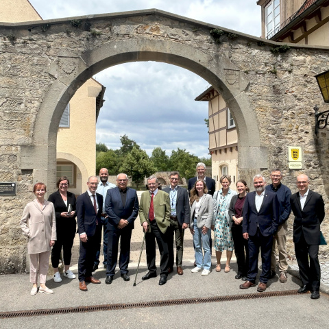 Gruppenfoto unter dem historischen Torbogen