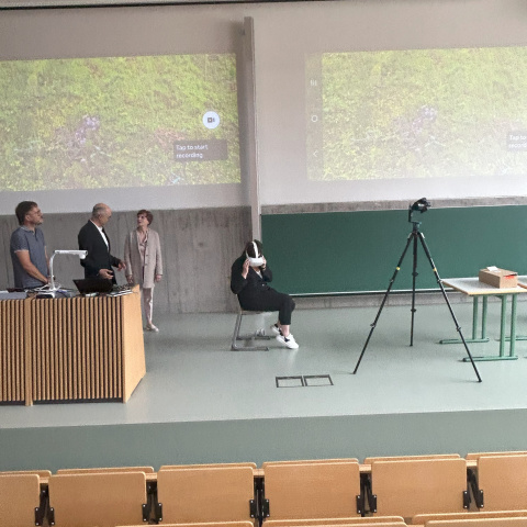 Susann Pfeiffer mit 3-D-Brille im Hörsaal