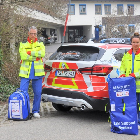The emergency team of Klinikum Traunstein with the new vehicle.