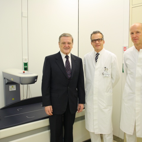 Robert Mayr, Foundation board member of the Eva Mayr-Stihl Foundation, presents Prof. Dr. med. Ulrich Liener and Prof. Dr. med. Markus Zähringer with the new Dual X-Ray Absorptiometry (DXA).