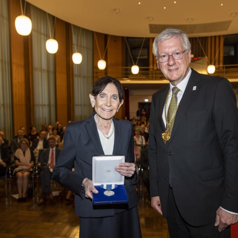 Eva Mayr-Stihl erhielt die Ehrensenatorinnenwürde aus den Händen des Rektors der Universität Freiburg, Prof. Dr. Hans-Jochen Schiewer.