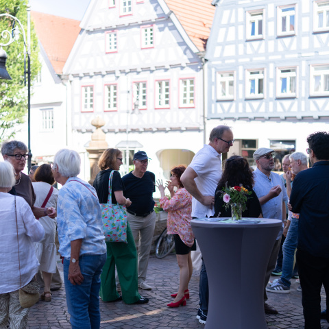 Sektempfang vor dem Kameralamtskeller in Waiblingen mit zahlreichen Gästen.