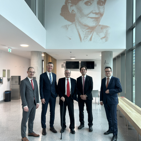 Gruppenbild unter dem Portrait der Stifterin