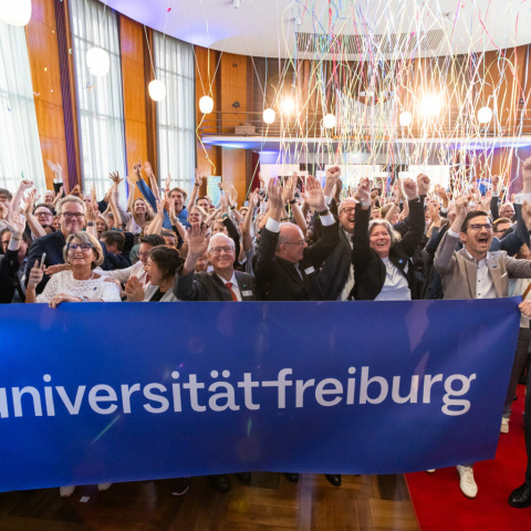 Die Menschen an der Uni Freiburg feiern.
