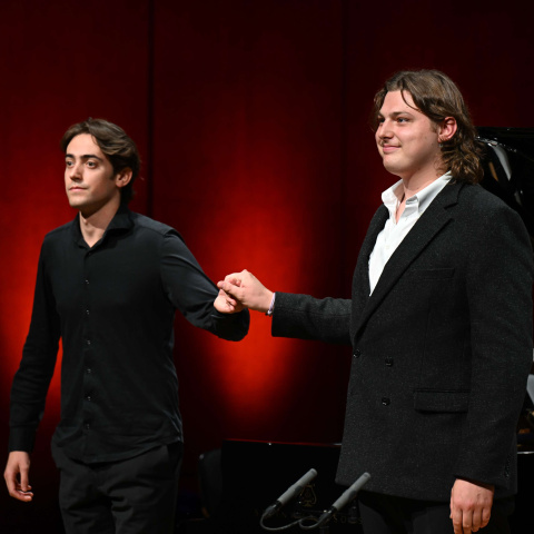 Die beiden Gewinner beim Applaus auf der Bühne