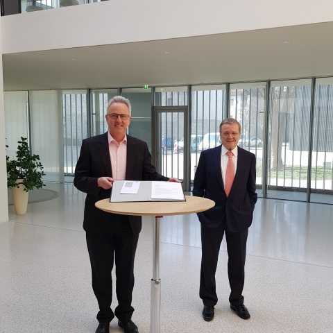 Signing of the Contract: Waiblingen's Mayor, Andreas Hesky, and Chairman of the Eva Mayr-Stihl Foundation, Robert Mayr.