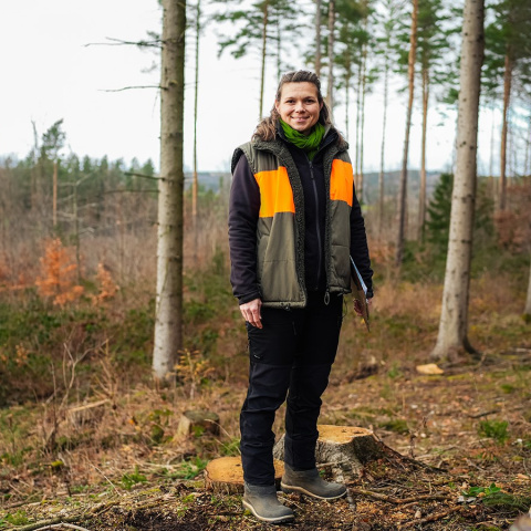 Dr. Sandra Liebal bei einer Baumpflanzaktion