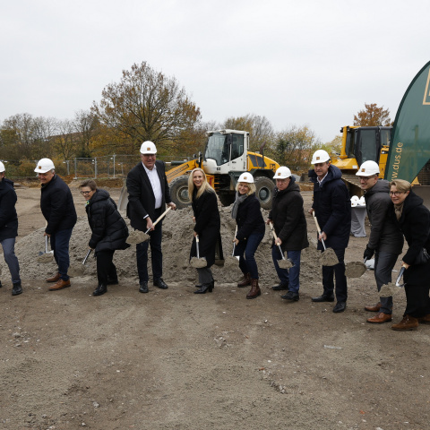 Die Gruppe beim Spatenstich