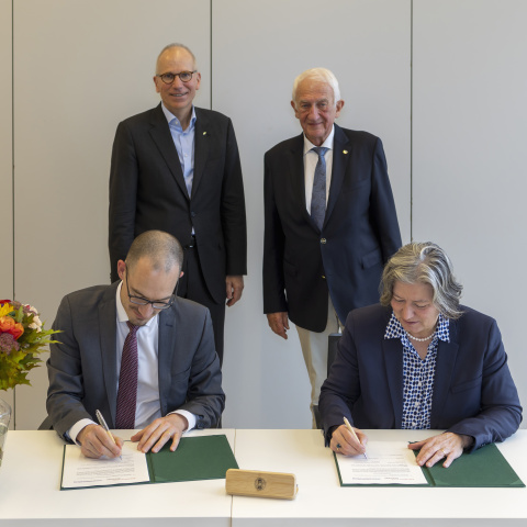 The Rector and the Eva Mayr-Stihl Foundation sign the contract.